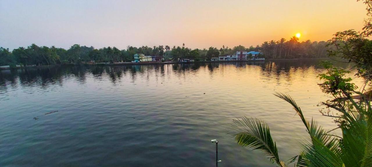Captains Cabin Backwater Resort Alappuzha Exteriör bild